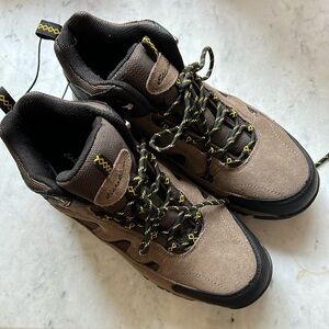 New Eddie Bauer, men's hiking boots size 12.
